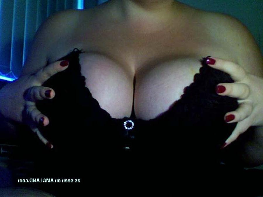 10P Picture gallery of a thick babe showing her big ass and tits