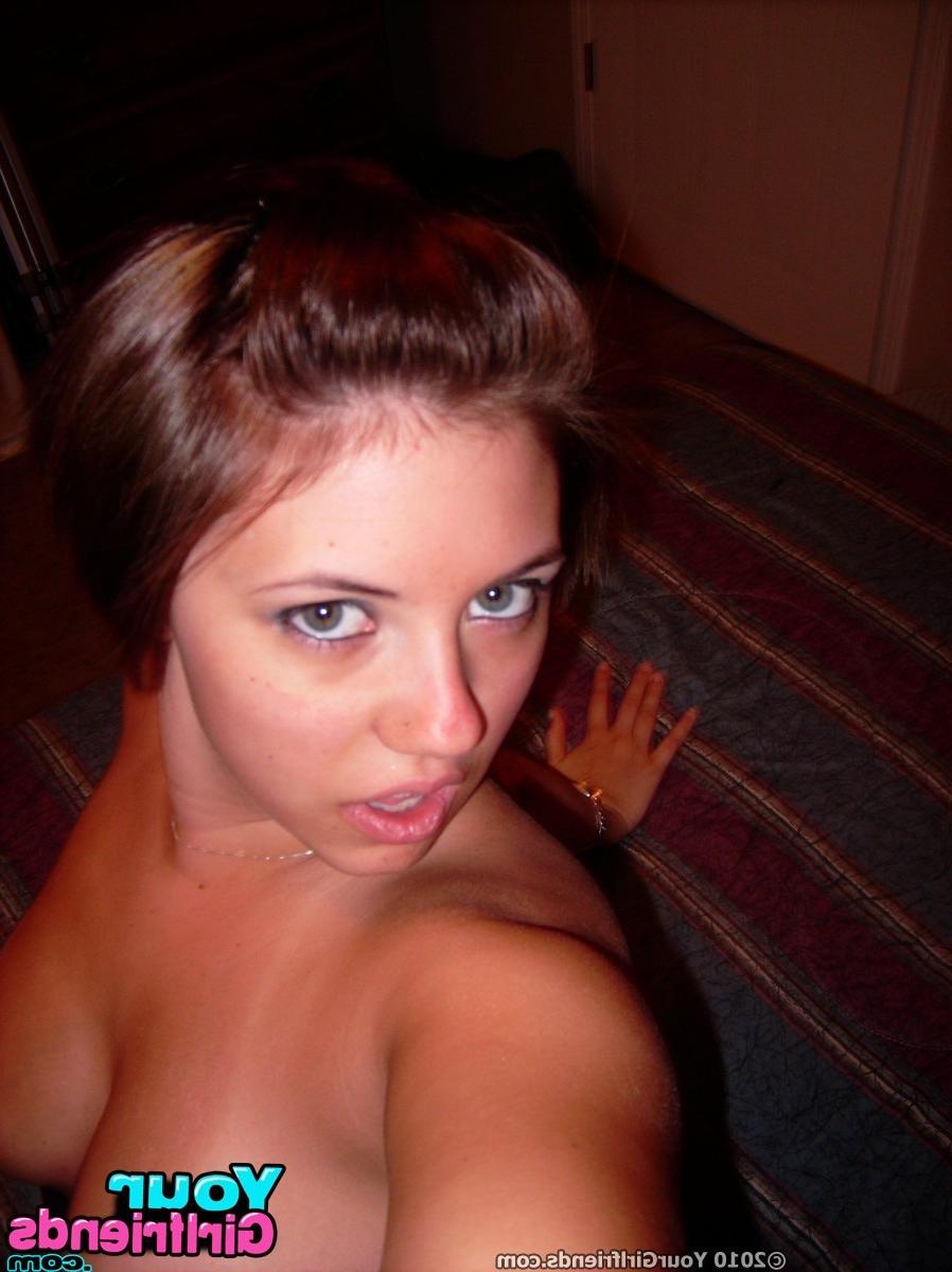 11P Soft Body Dee pulls out her massive tits and takes some hot GF self pics