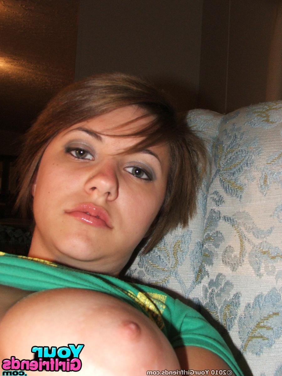 11P Soft Body Dee pulls out her massive tits and takes some hot GF self pics