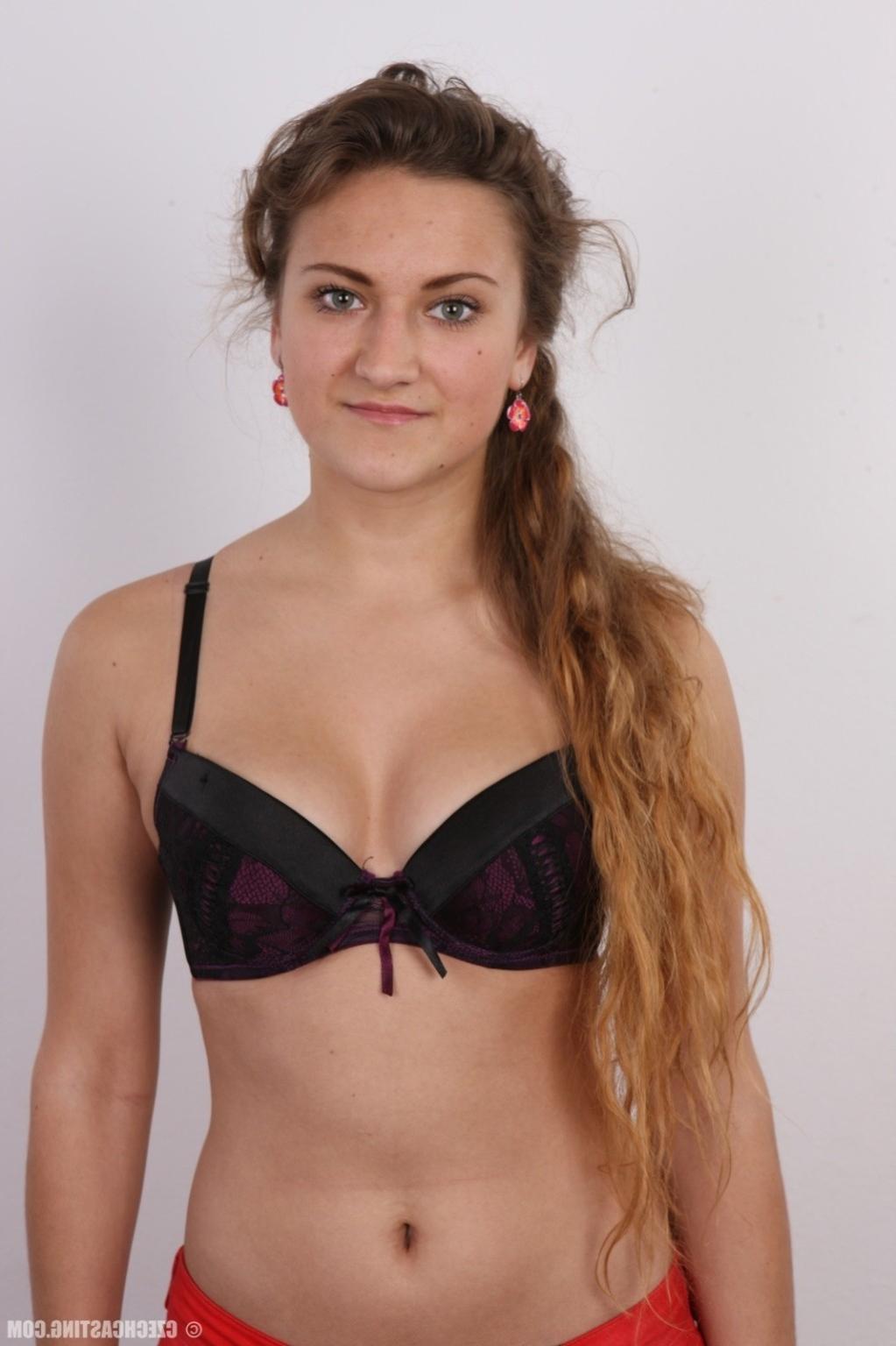 17P Lovely amateur girl poses naked