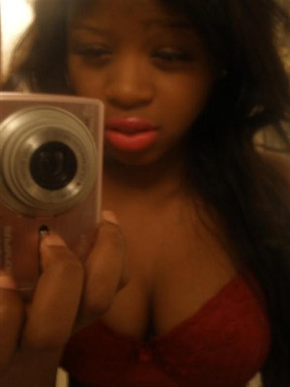 15P Ebony teen gfs posing for cell phone pics