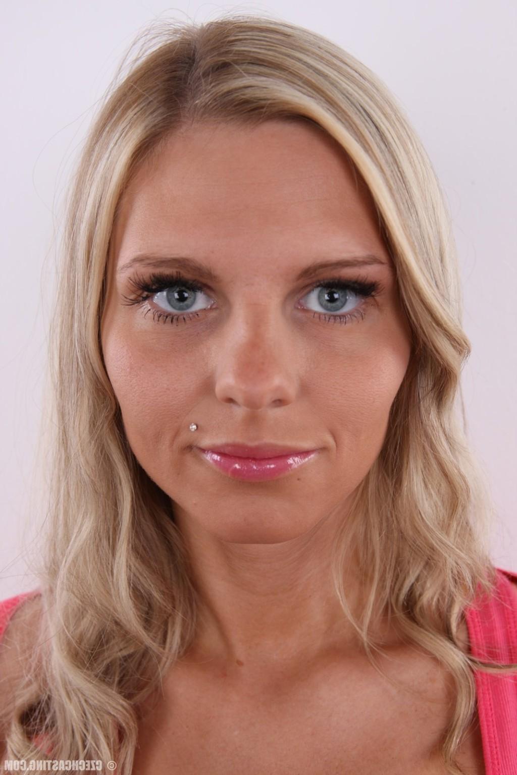 17P Gorgeous blonde model posing