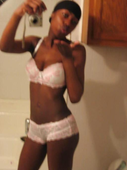 15P Ebony teen gfs posing for cell phone pics