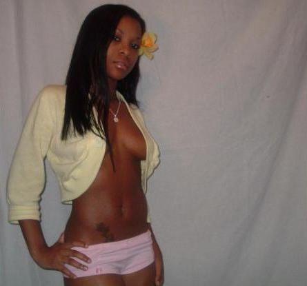 15P Ebony teen gfs posing for cell phone pics