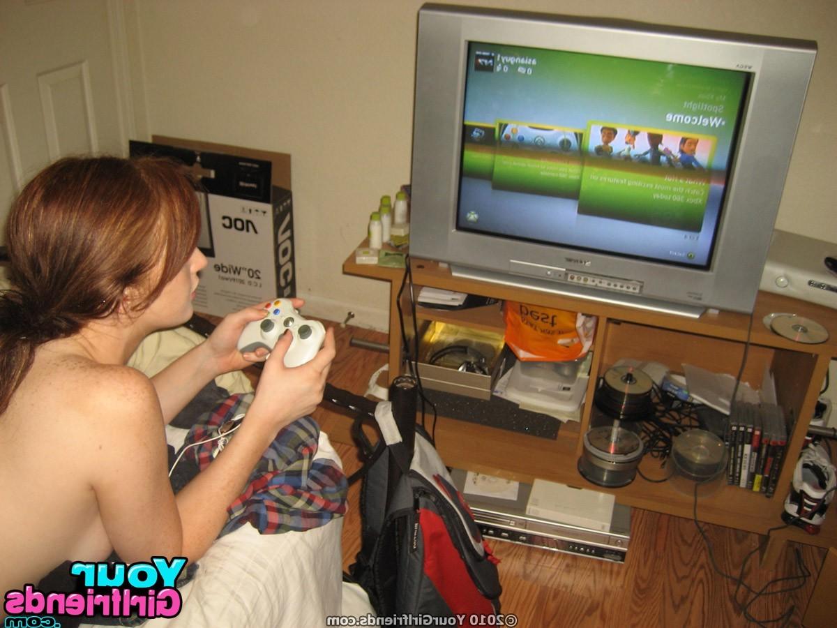 11P Red head babe gets caught playing XBOX naked on film