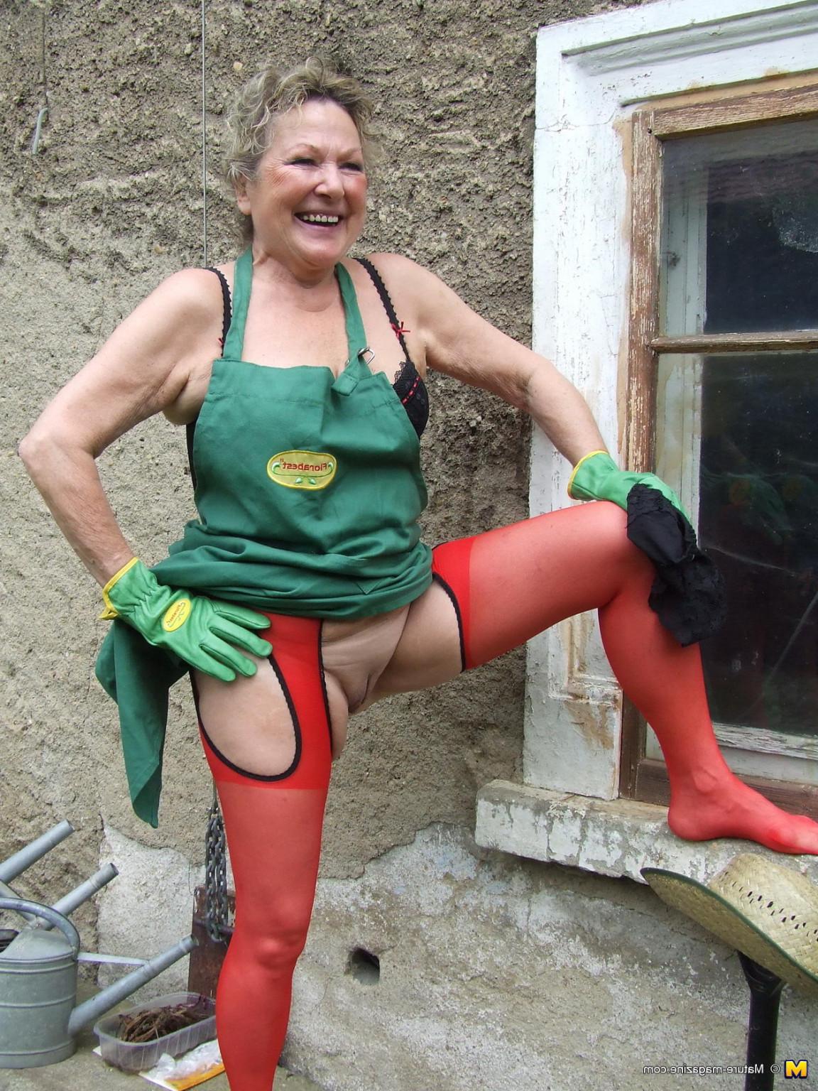 16P Naughty housewife getting horny in the garden