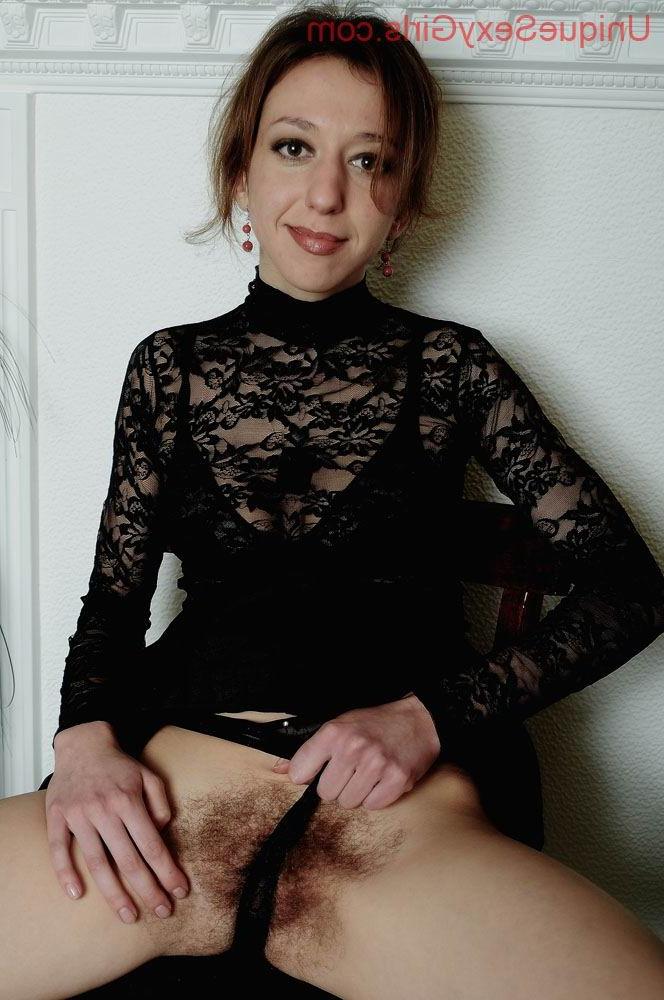15P amateur wife spreading her big hairy cunt