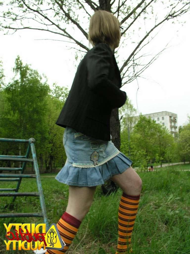 15P Minevra pee in the yard