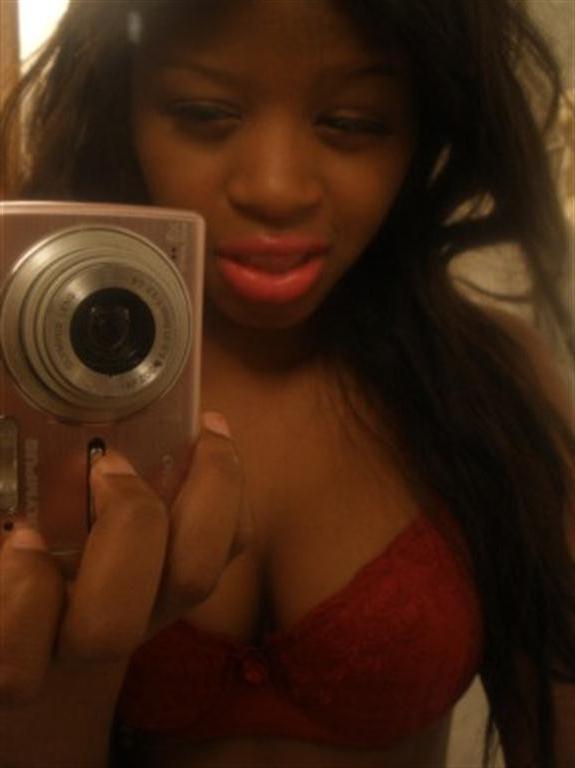 15P Ebony teen gfs posing for cell phone pics