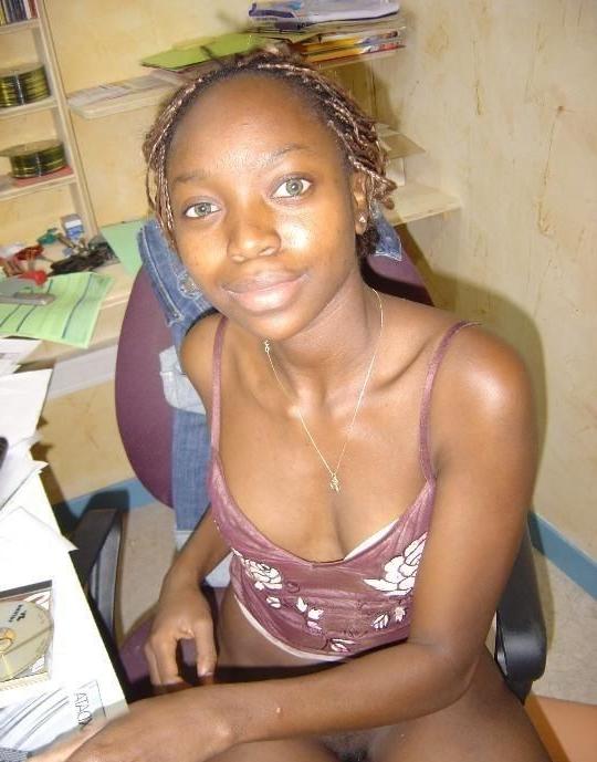 15P Ebony teen gfs posing for cell phone pics