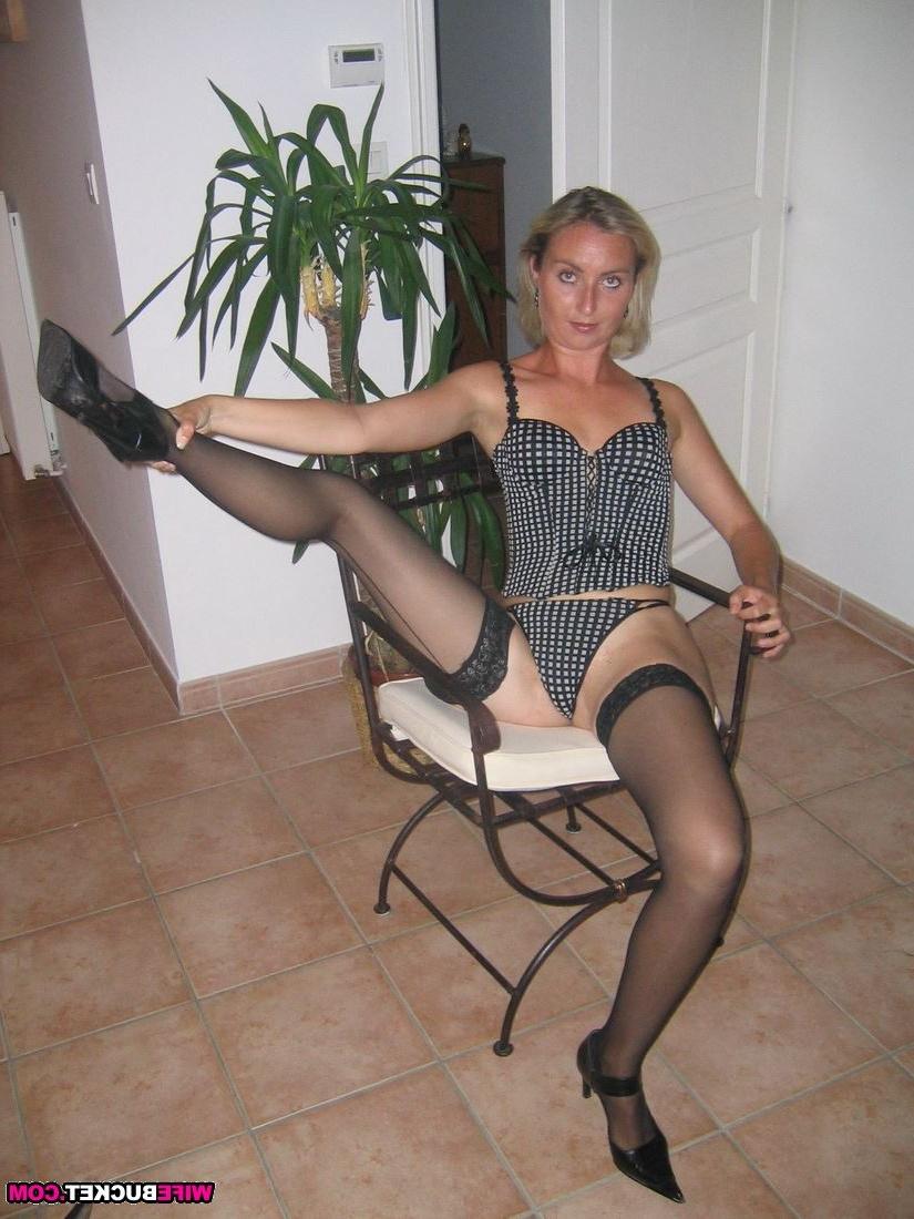 20P Mature amateur wife naked