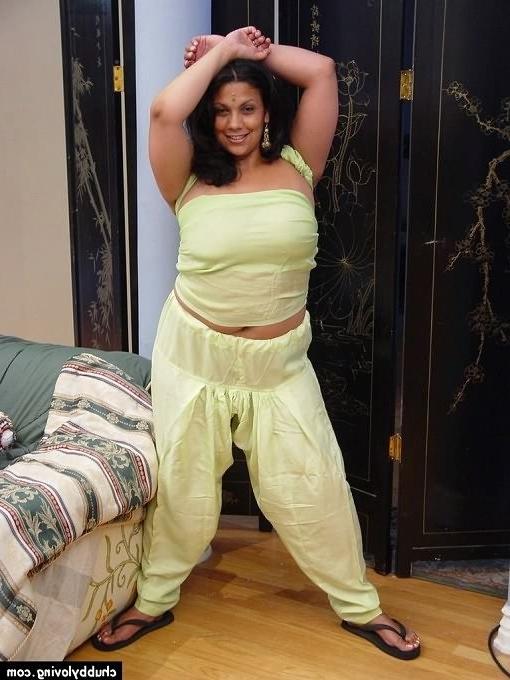 16P Fat indian babe getting naked and showing her big boobs