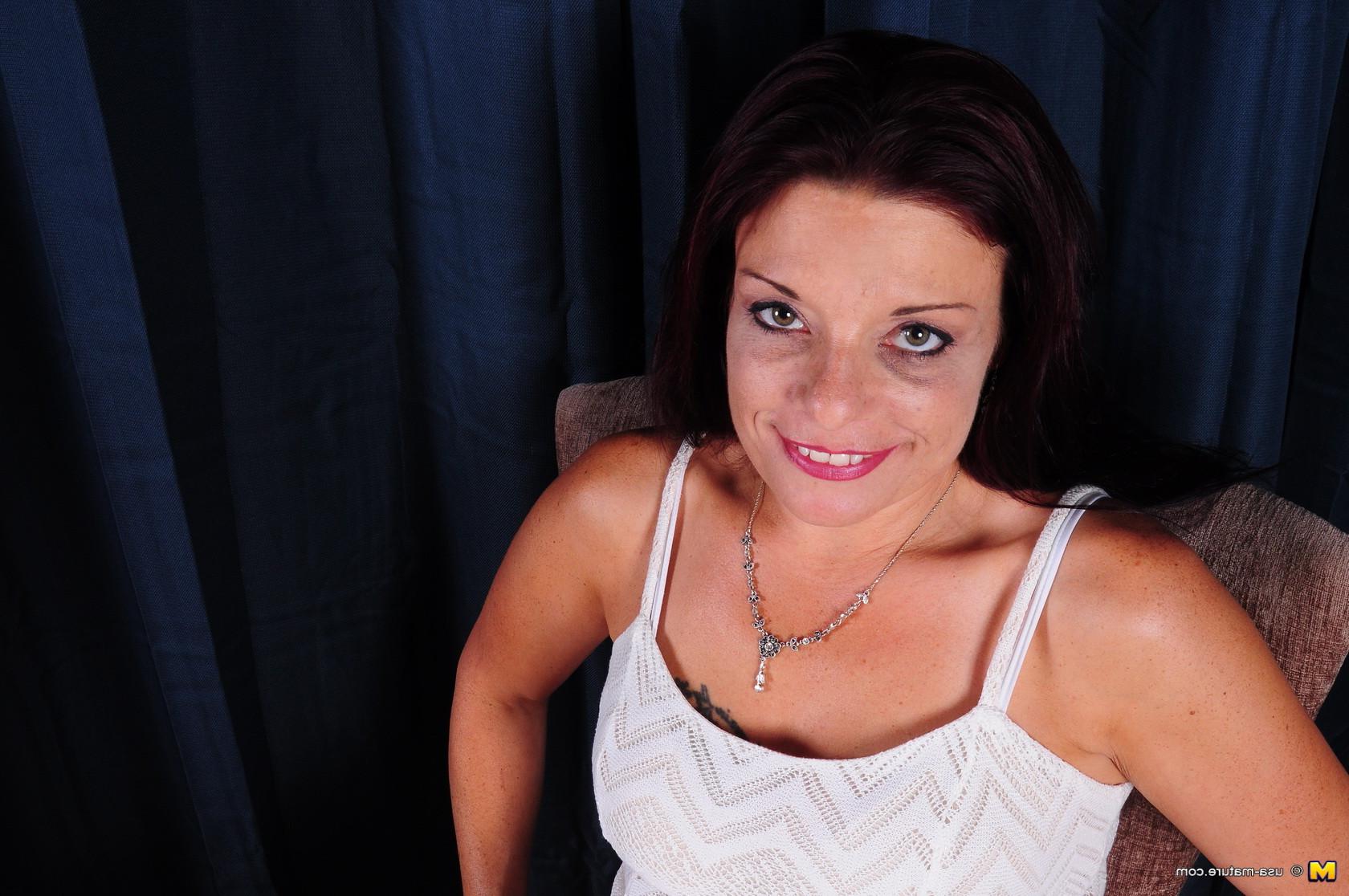 16P Naughty American housewife playing with herself
