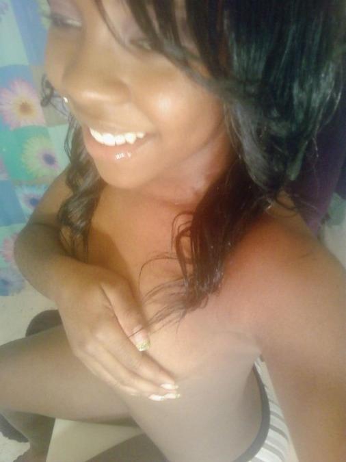 15P Ebony teen gfs posing for cell phone pics