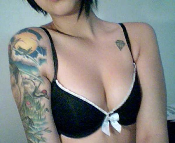 18P Totooed emo girlfriends takes photos of themselves
