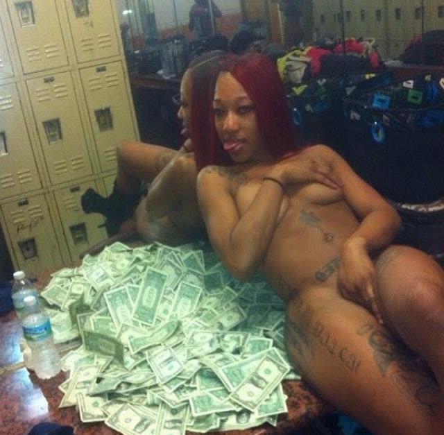 14P Kinky ebony pussies caught on cam while showing their tits and r