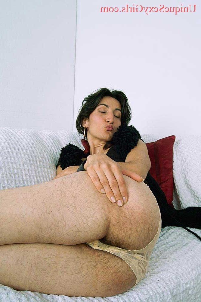 15P Amateur wife Silvia with scary hairy body