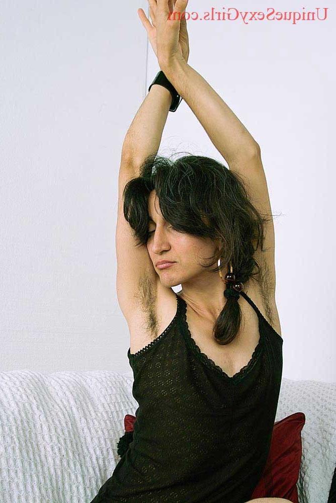 15P Amateur wife Silvia with scary hairy body