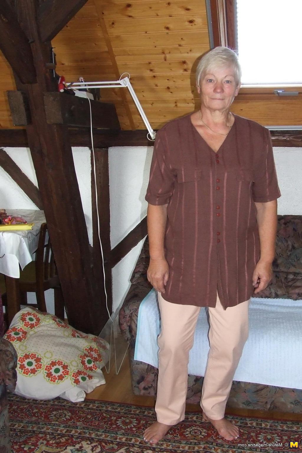 16P Amateur older lady caught shaving her pussy
