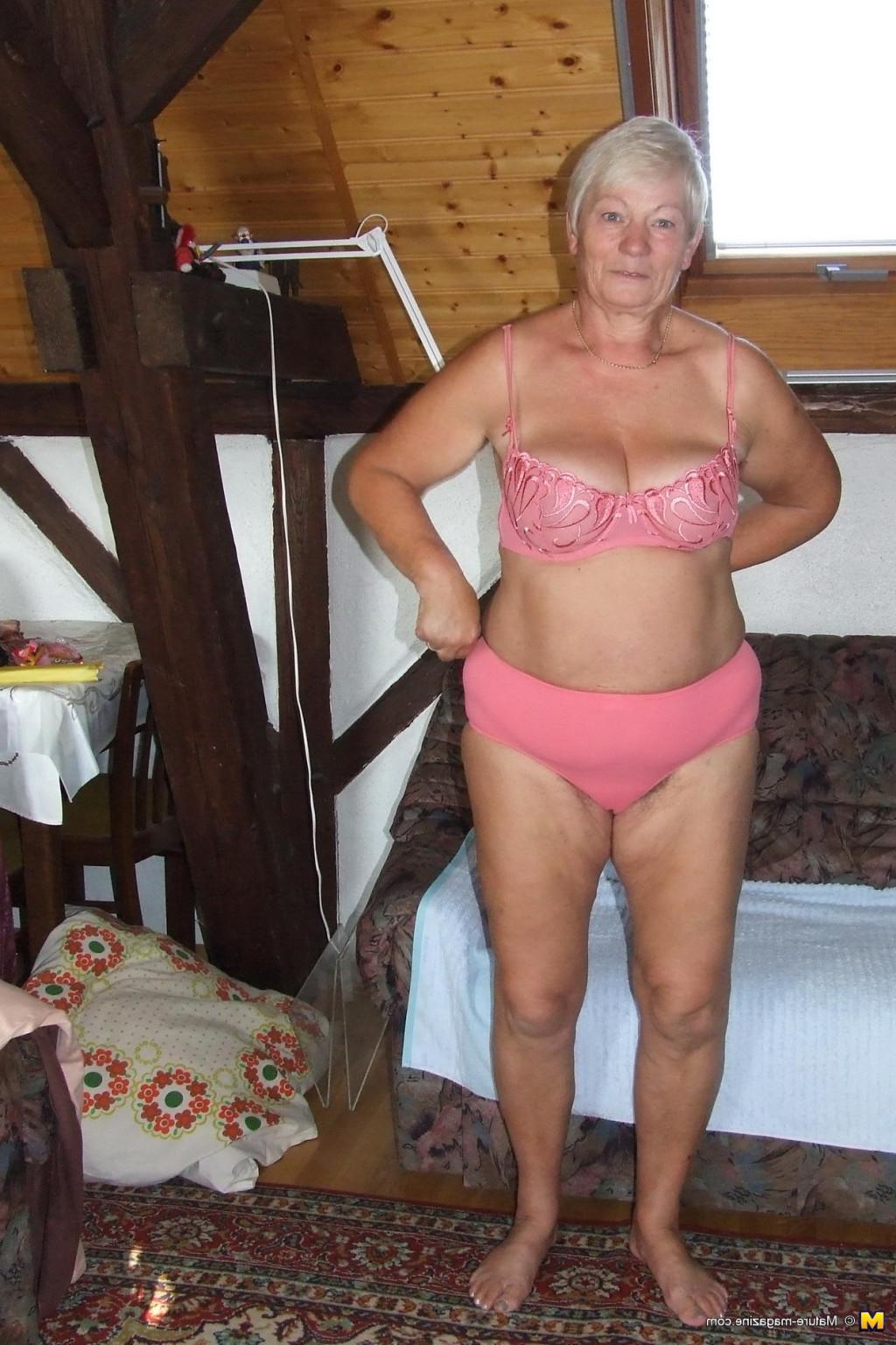 16P Amateur older lady caught shaving her pussy
