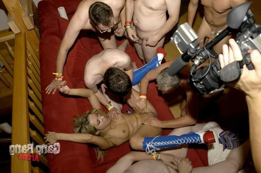 16P German slut Jana Bach pleasing dicks in wild amateur orgy