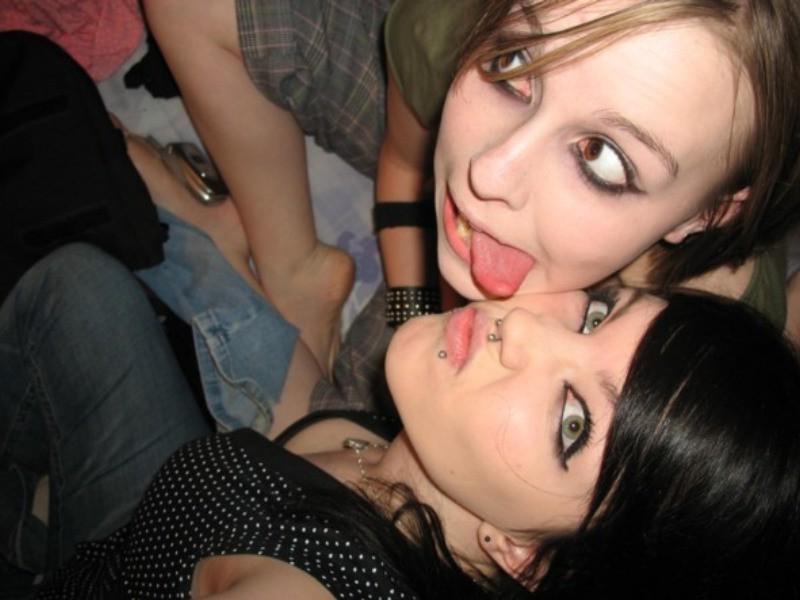 18P Emo girlfriend posing for pictures