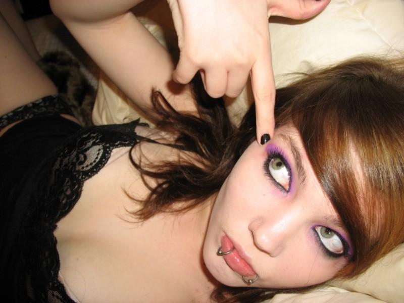 18P Emo girlfriend posing for pictures