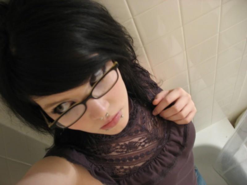 18P Emo girlfriend posing for pictures