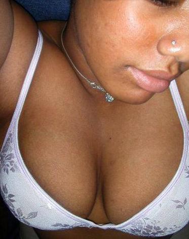15P Ebony teen gfs posing for cell phone pics