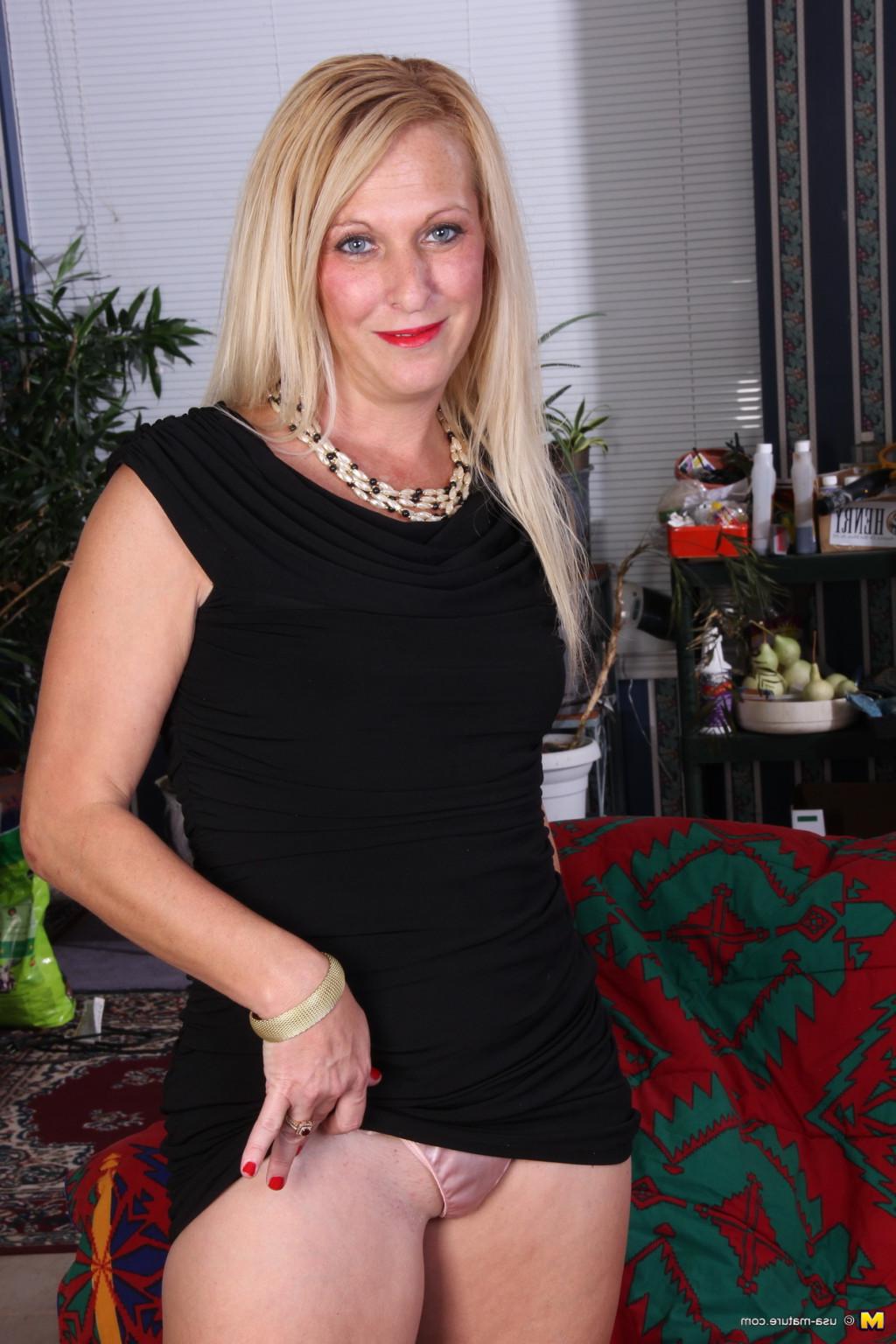 16P Naughty American mom playing with herself