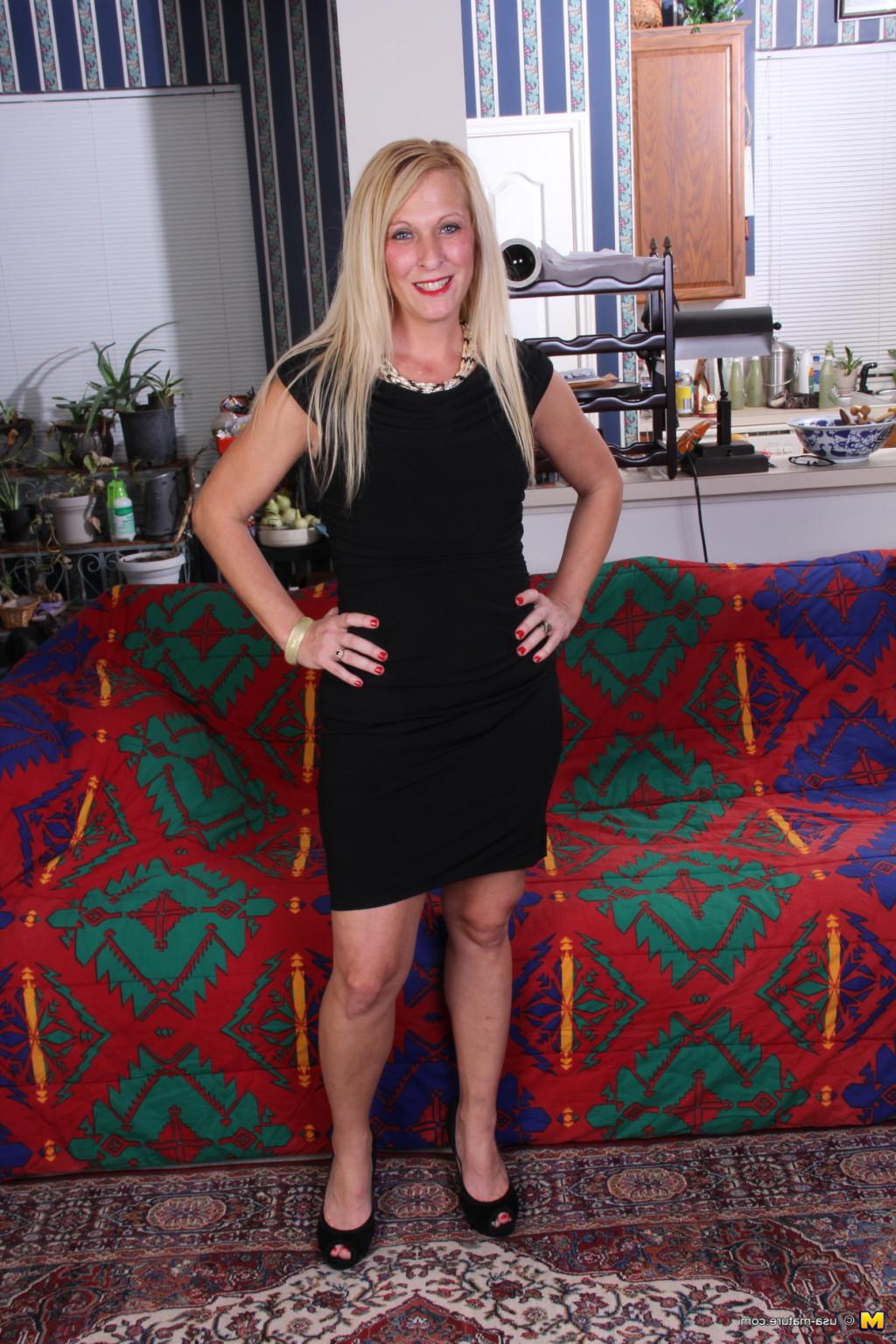 16P Naughty American mom playing with herself