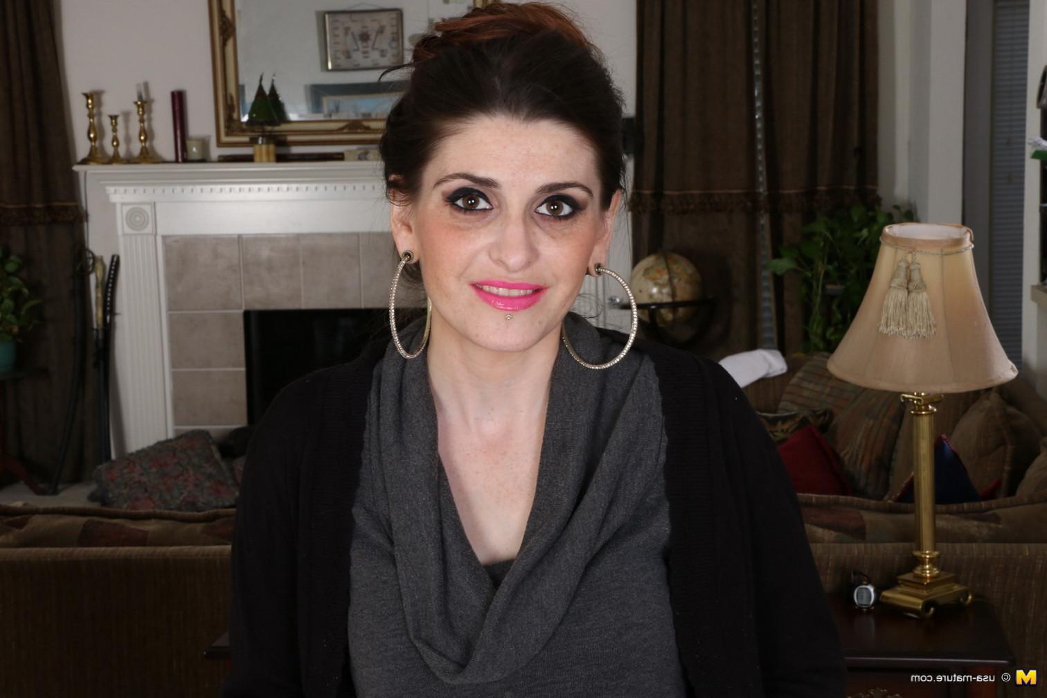 16P American housewife playing with her toys