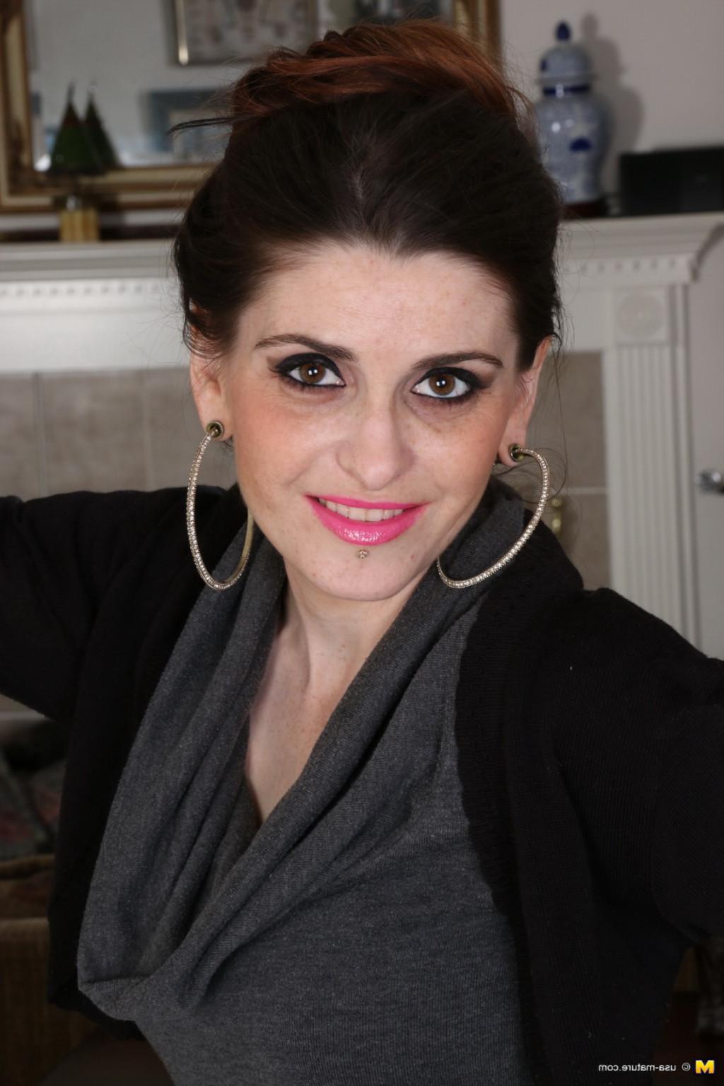 16P American housewife playing with her toys