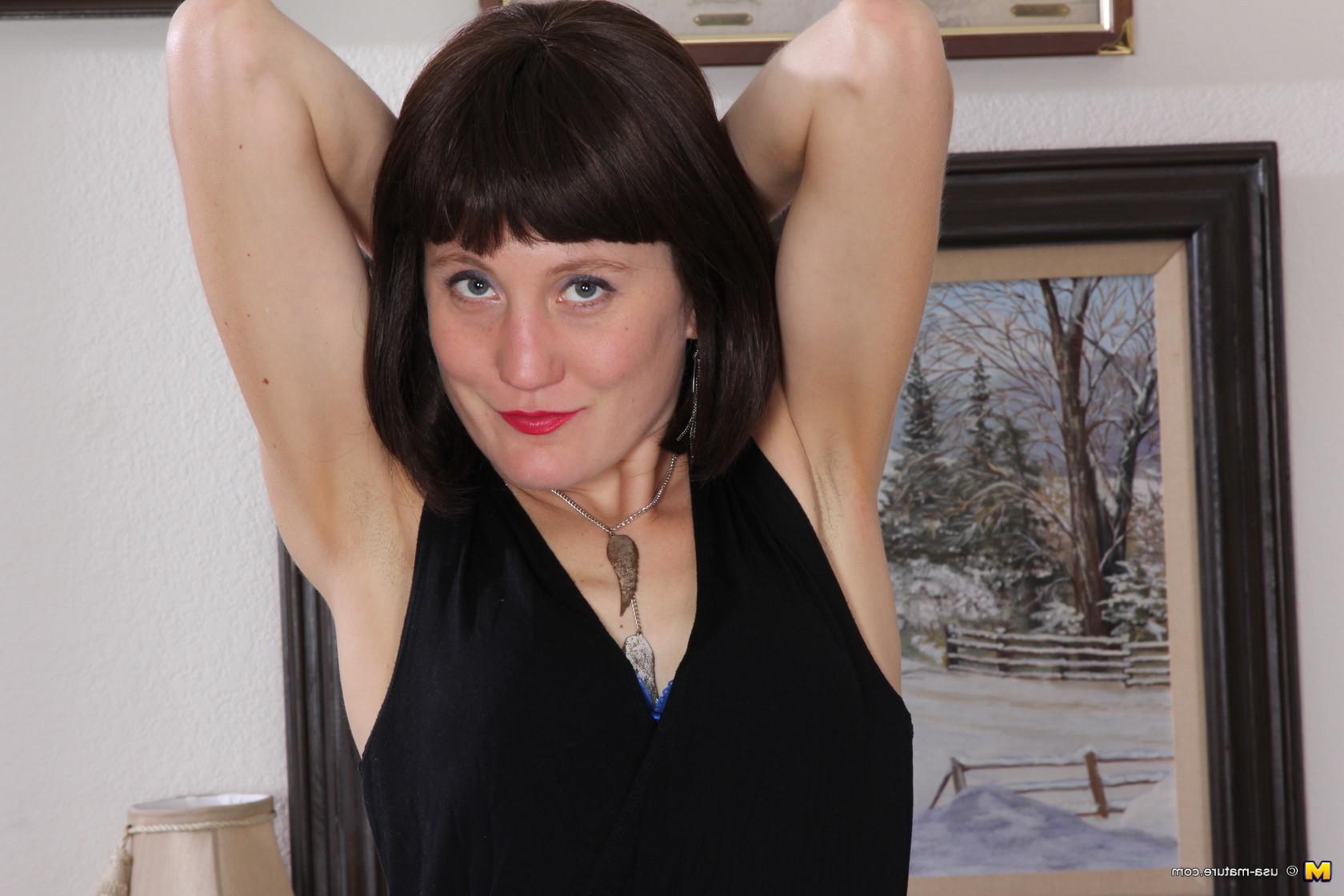 16P Naughty American housewife playing alone