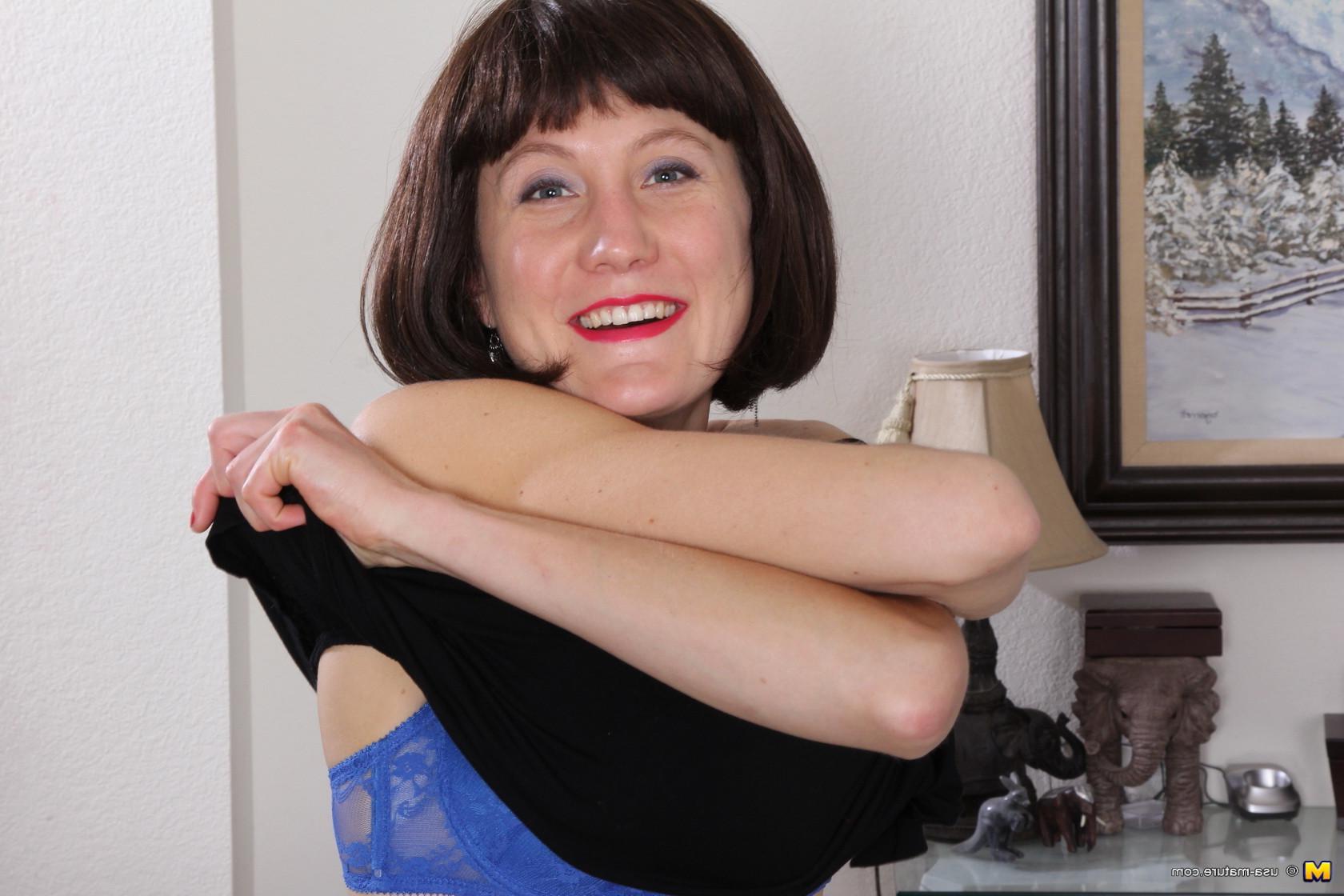 16P Naughty American housewife playing alone