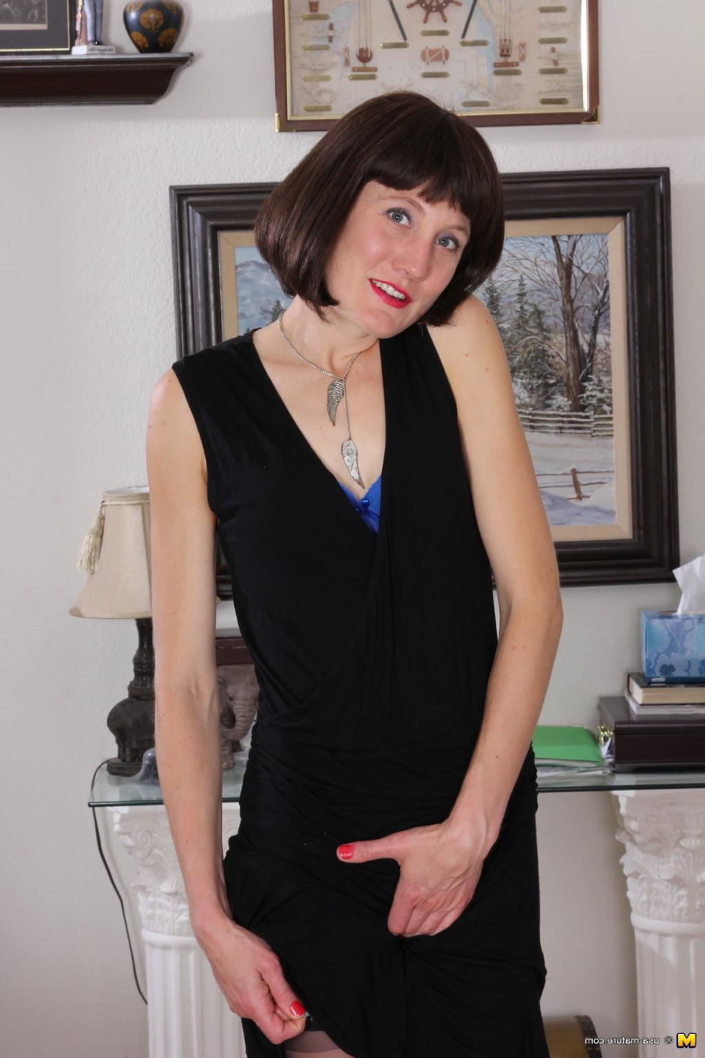 16P Naughty American housewife playing alone