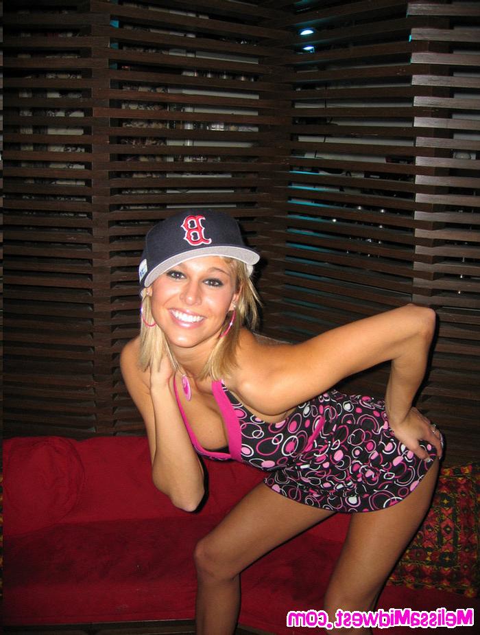 16P Melissa Midwest in a crazy dress in Boston
