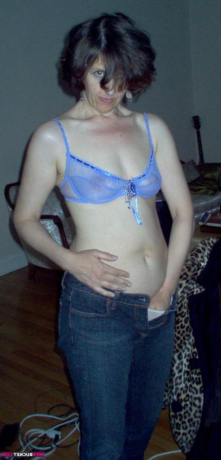 19P Amateur wife spreading their legs and opening their pussy lips