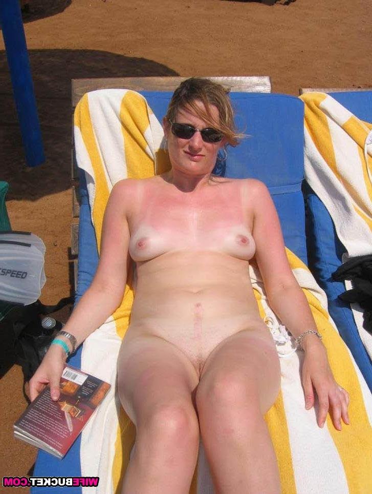 19P Amateur wife spreading their legs and opening their pussy lips
