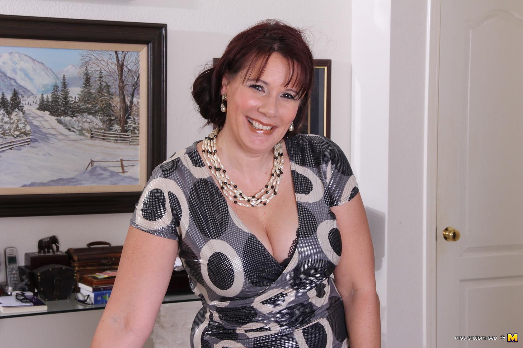 16P Big breasted curvy American housewife goes naughty
