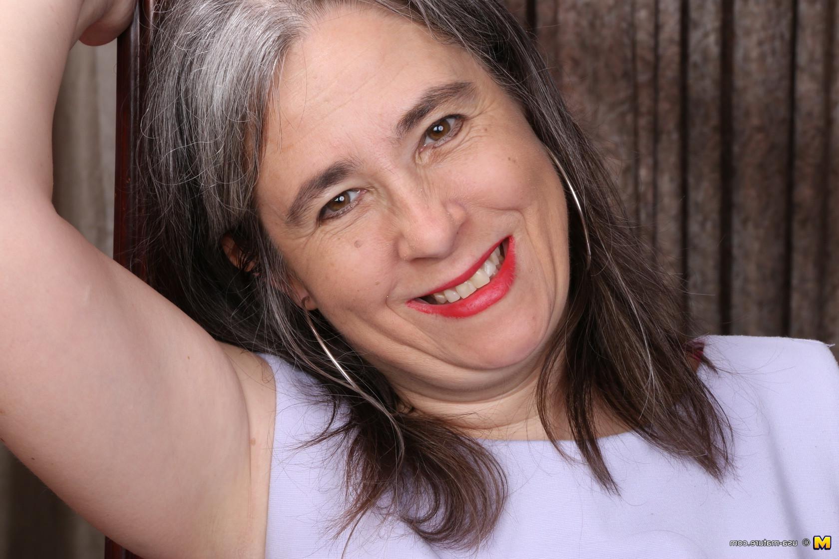 16P Hairy American mature lady pleasing herself