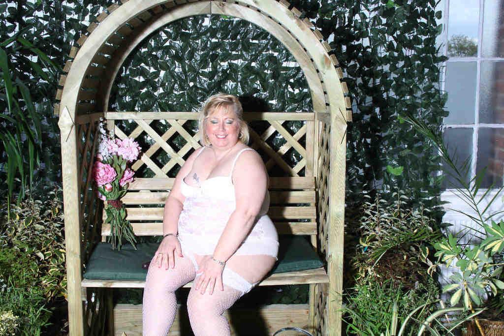 20P Lexie In Garden Arbour