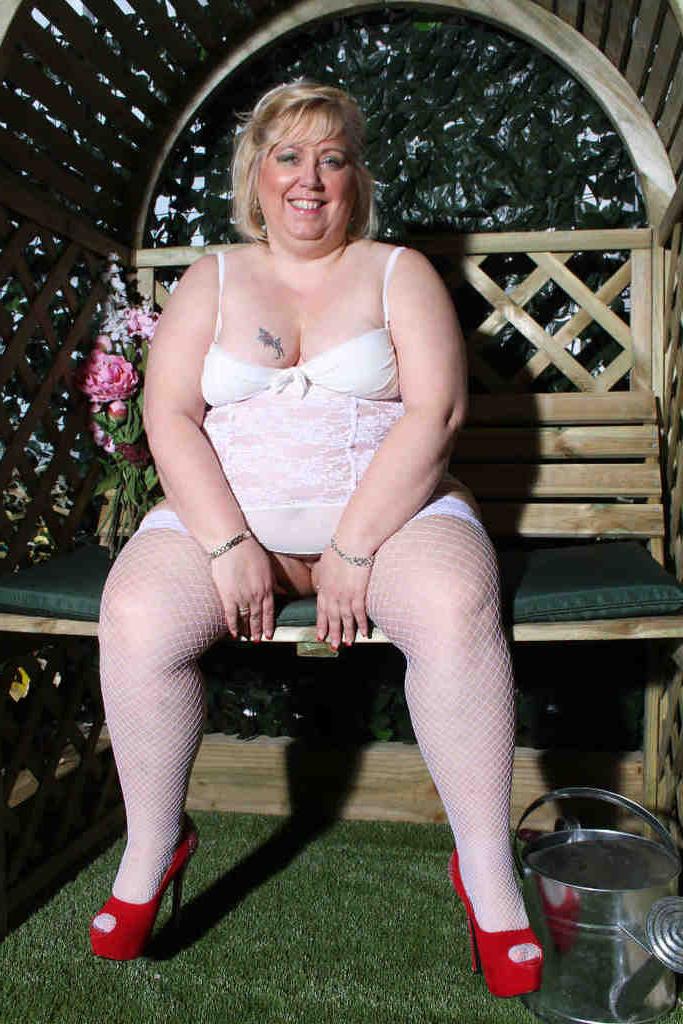 20P Lexie In Garden Arbour