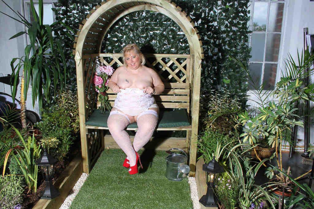 20P Lexie In Garden Arbour