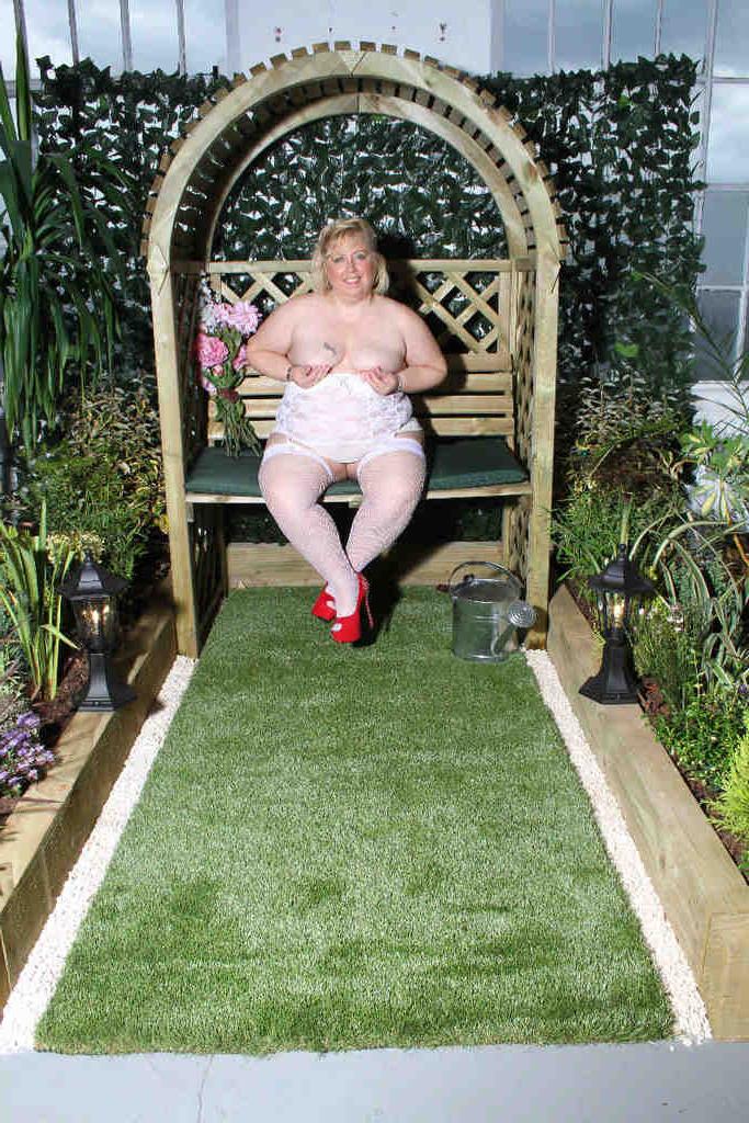 20P Lexie In Garden Arbour