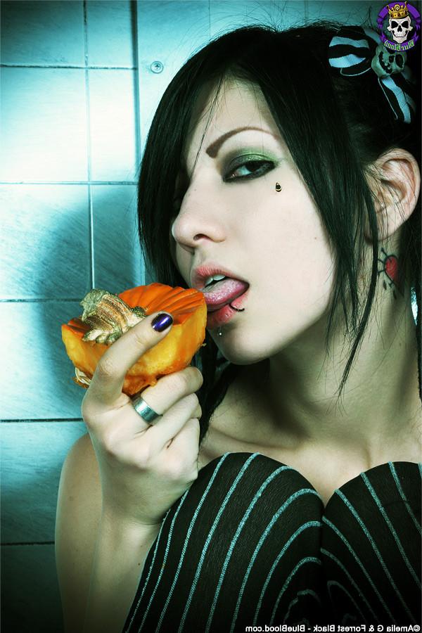 15P Hot petite naked Emo Goth girls carving pumpkins together
