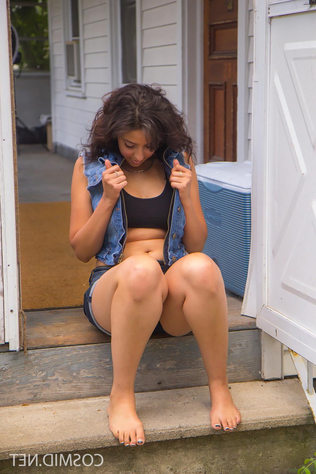 16P American Brunette Alexis Shows Tits Outdoor.