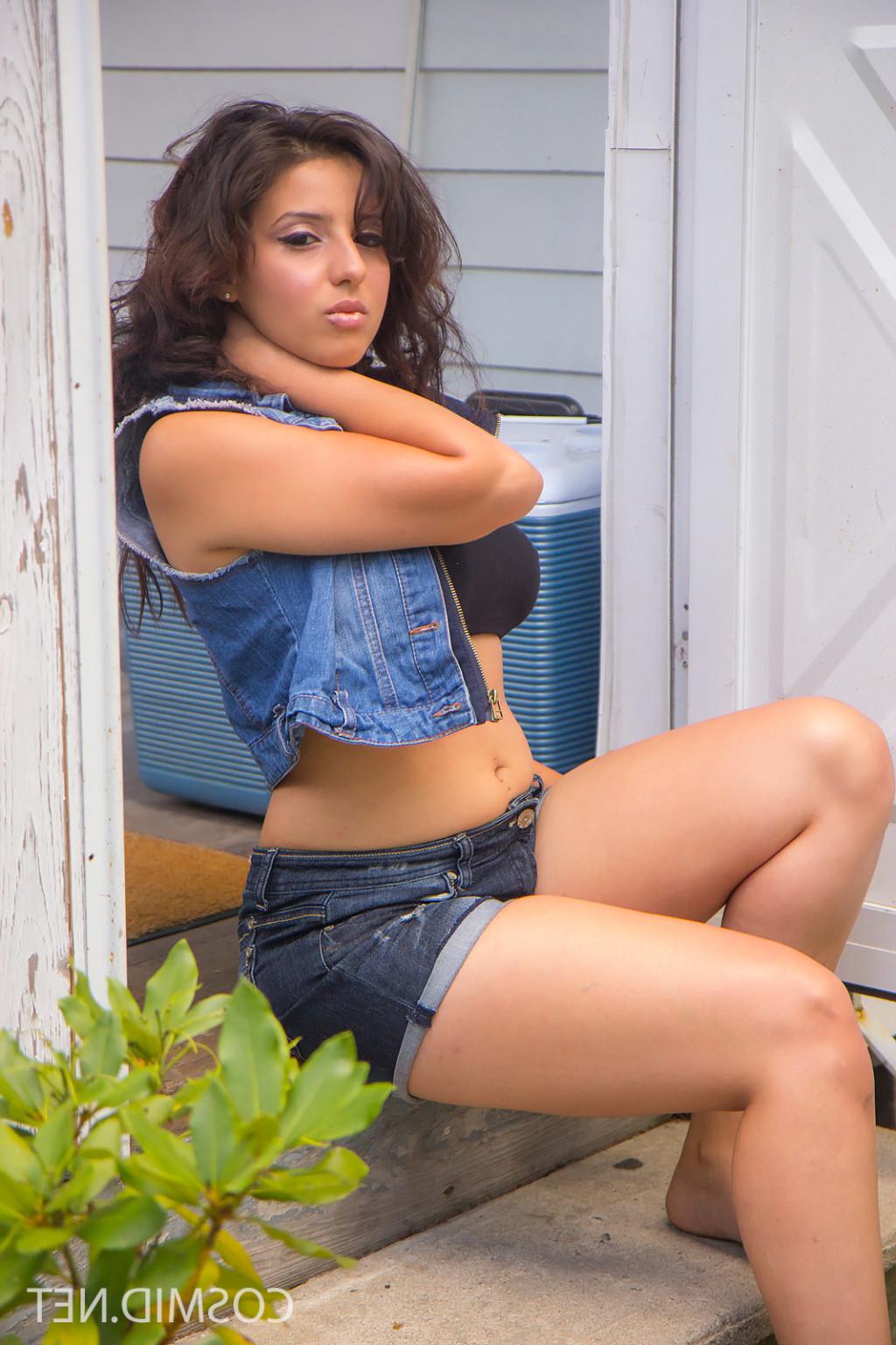 16P American Brunette Alexis Shows Tits Outdoor.