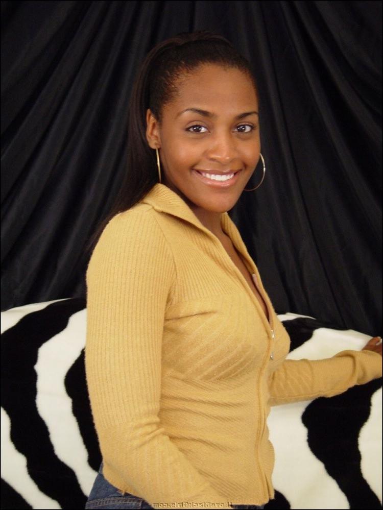 15P private pictures of sultry ebony on her sofa