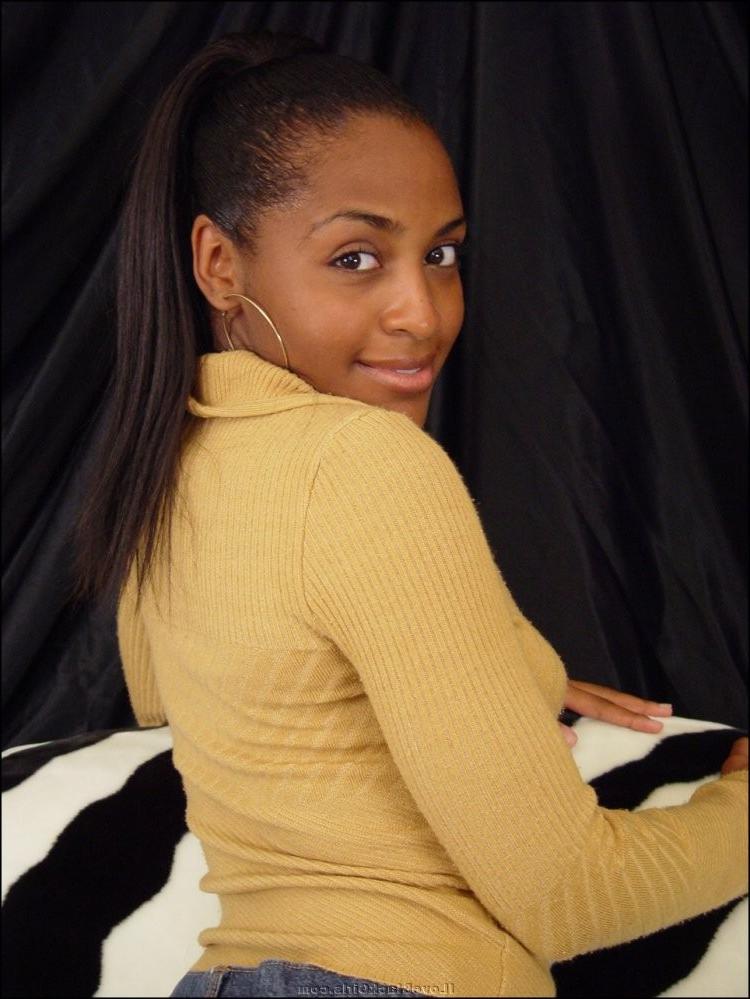 15P private pictures of sultry ebony on her sofa